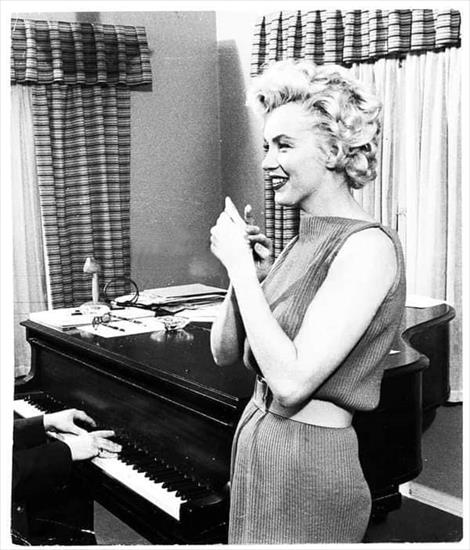 Marilyn Monroe - F5qqYPdWAAAXIKS.jpg